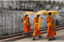 Monjes caminando por las calles de Luang Prabang